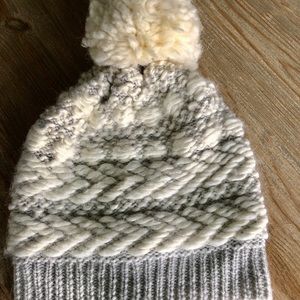 🎁 NWT Club Monaco Pom beanie hat